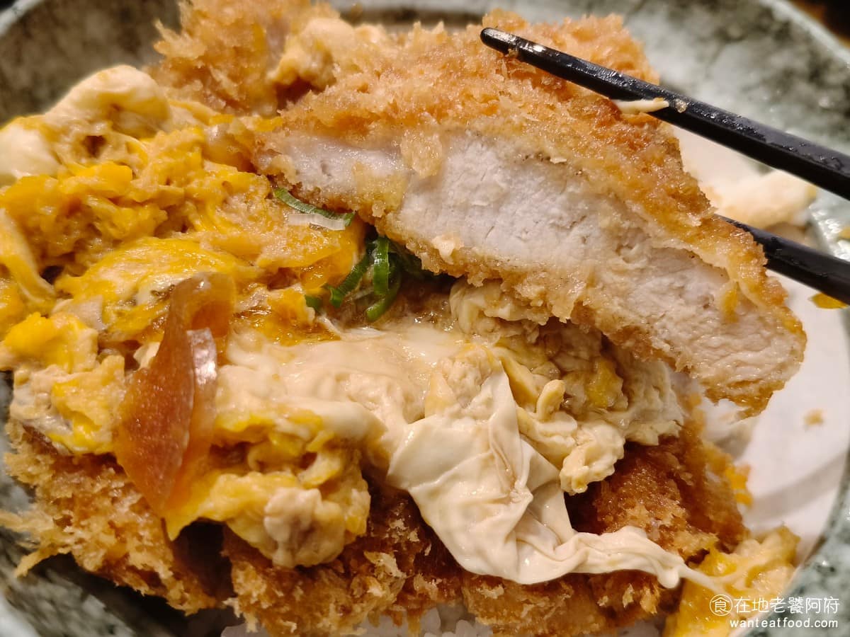 KATSU鑫熟成豬排蓋飯|安和店 KATSU鑫熟成豬排蓋飯|安和店菜單 《KATSU鑫 熟成豬排蓋飯》的豬排,肉質偏軟,吃起來還算舒服,個人吃豬排最怕遇到咬得很痛苦的。 @在地老饕阿府