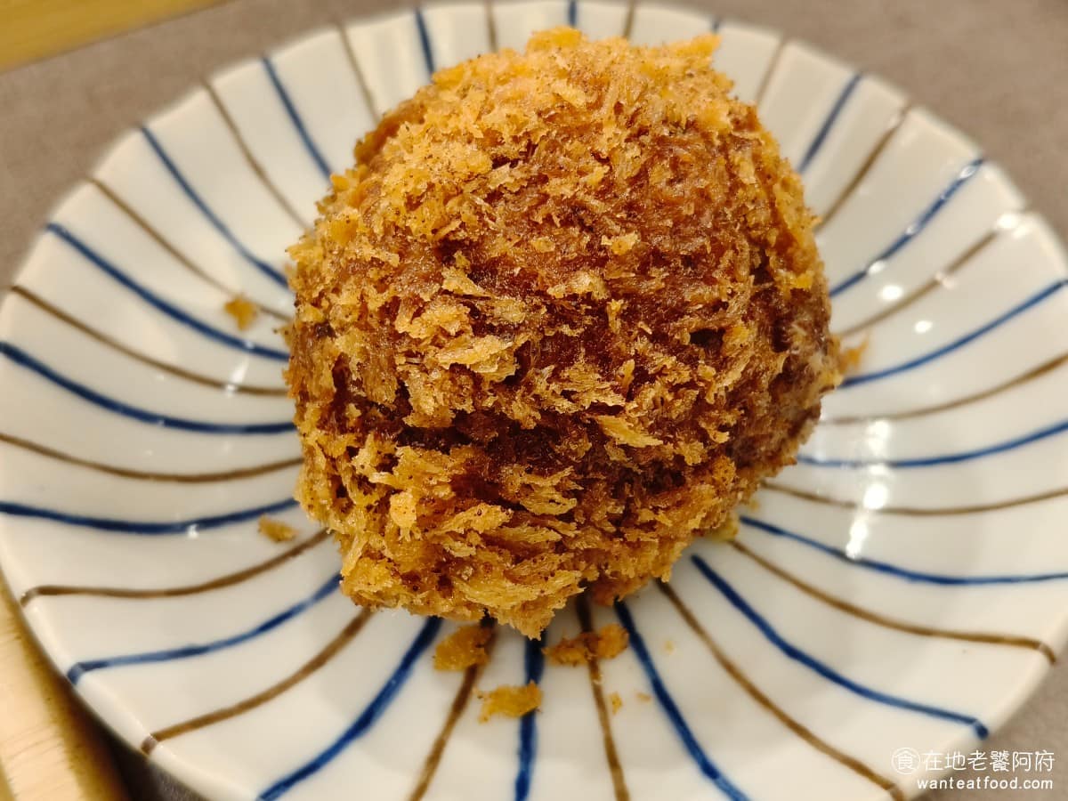 KATSU鑫熟成豬排蓋飯|安和店 KATSU鑫熟成豬排蓋飯|安和店菜單 起司炸肉餅 比原味版好吃,因為起司包在裡面,炸過之後會流汁,讓整個肉餅濕潤不少,口味也比較豐富。 @在地老饕阿府