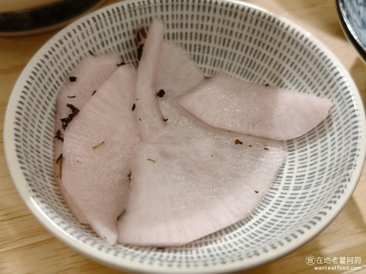 KATSU鑫熟成豬排蓋飯|安和店 KATSU鑫熟成豬排蓋飯|安和店菜單 醃製蘿蔔 吃起來口感非常脆,帶一點微酸,還有柚子香氣,搭配豬排很清爽,醃製物是可以無限續吃的。 @在地老饕阿府