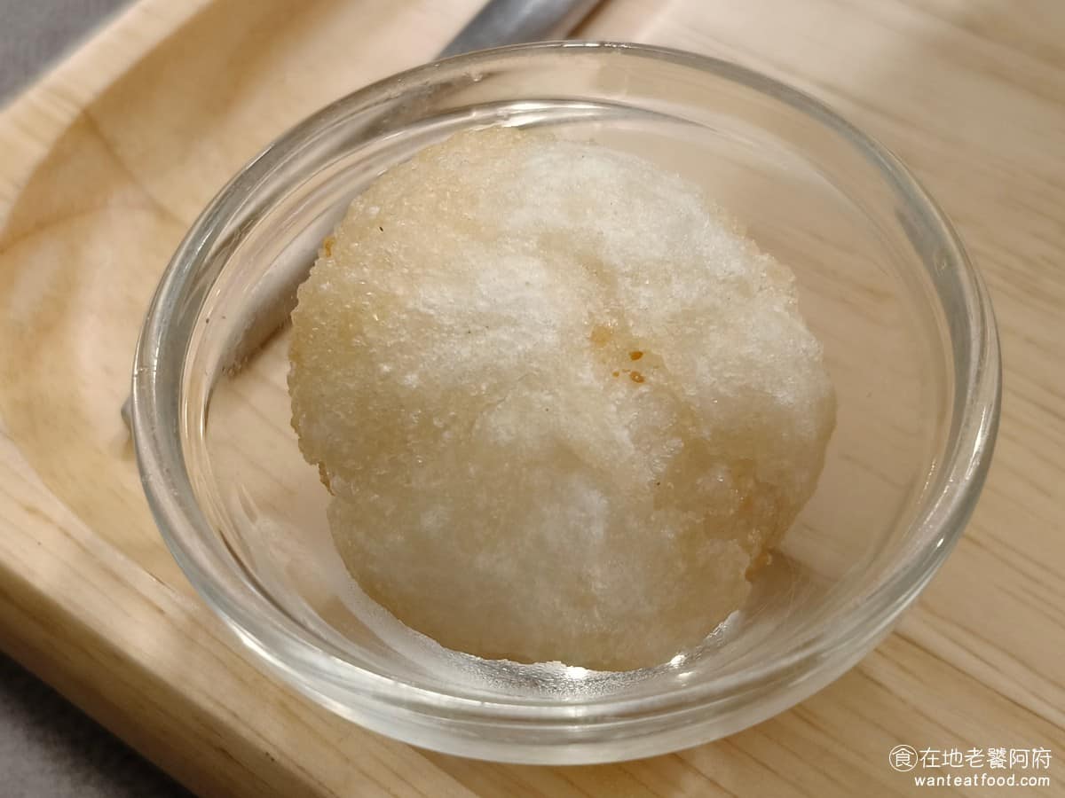 KATSU鑫熟成豬排蓋飯|安和店 KATSU鑫熟成豬排蓋飯|安和店菜單 炸花生湯圓 定食的收尾小點,外皮很黏,炸過之後硬度有點高,咬下去花生內餡會爆汁,味道還不錯,但豬排本身是炸物,炸肉餅是炸的,最後的甜點也是炸的,炸的真的太多了。 @在地老饕阿府