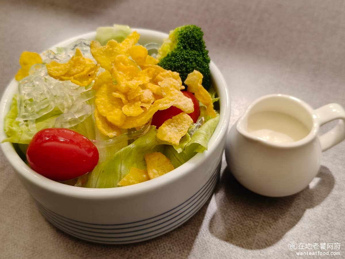 KATSU鑫熟成豬排蓋飯|安和店 KATSU鑫熟成豬排蓋飯|安和店菜單 生菜沙拉 這是店內少數的配餐選項推薦,可以點一份來吃,不然全部都是吃炸的,吃多了就會覺得膩,配一個生菜剛剛好。 @在地老饕阿府