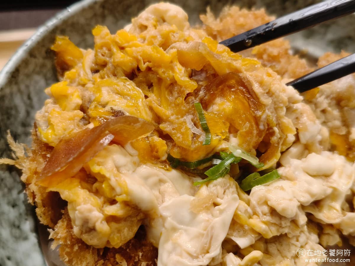 KATSU鑫熟成豬排蓋飯|安和店 KATSU鑫熟成豬排蓋飯|安和店菜單 醬汁調味偏鹹,搭配白飯和蛋吃起來剛好夠味,蛋的份量給得大方,滑蛋包住豬排和飯一起吃,口感滑順,吃起來很夠味,不單調。 @在地老饕阿府