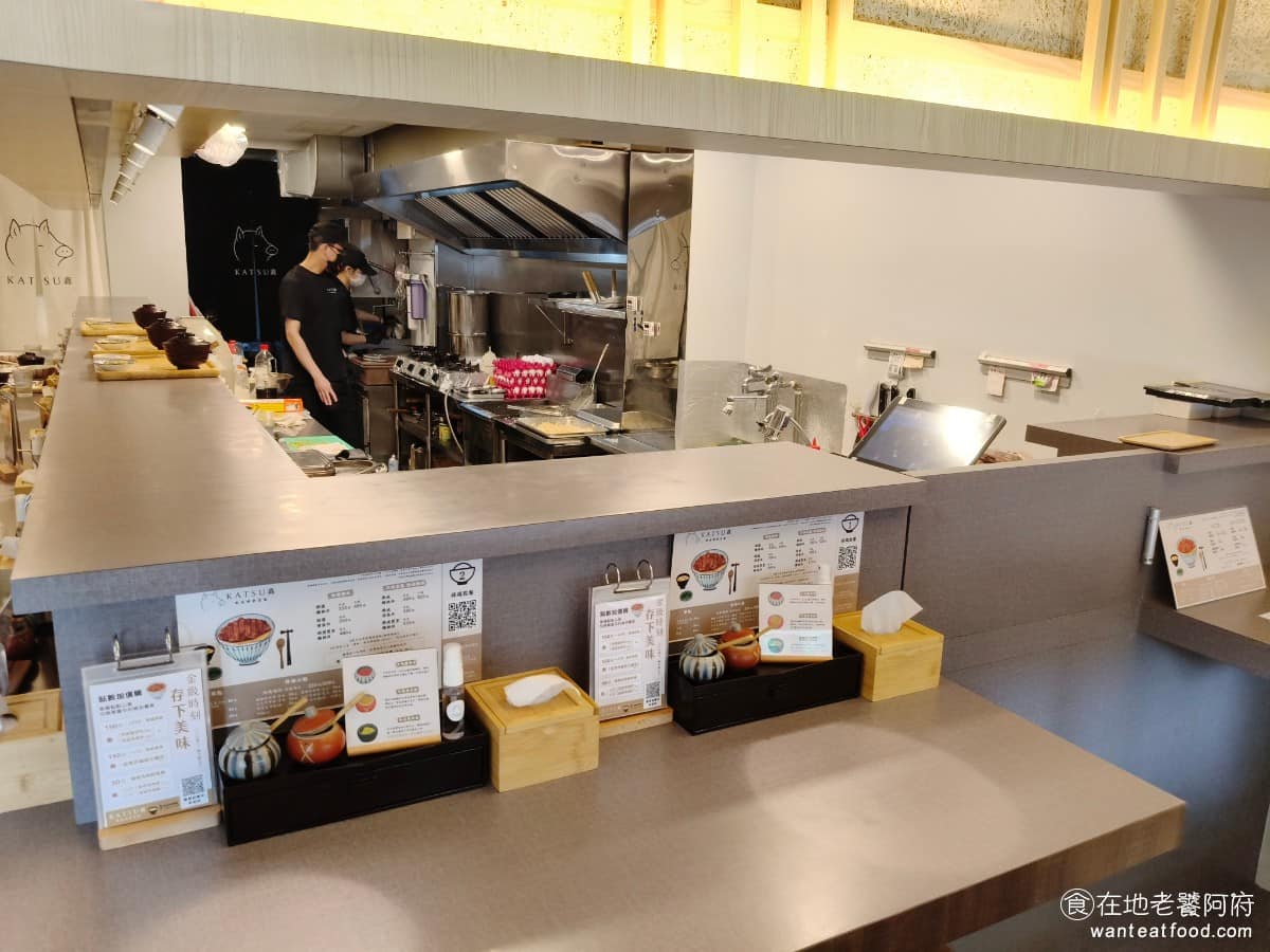 KATSU鑫熟成豬排蓋飯|安和店 KATSU鑫熟成豬排蓋飯|安和店菜單 餐廳不接受訂位,全程現場候位,用餐時間限 50 分鐘,限一人一套餐點。 @在地老饕阿府