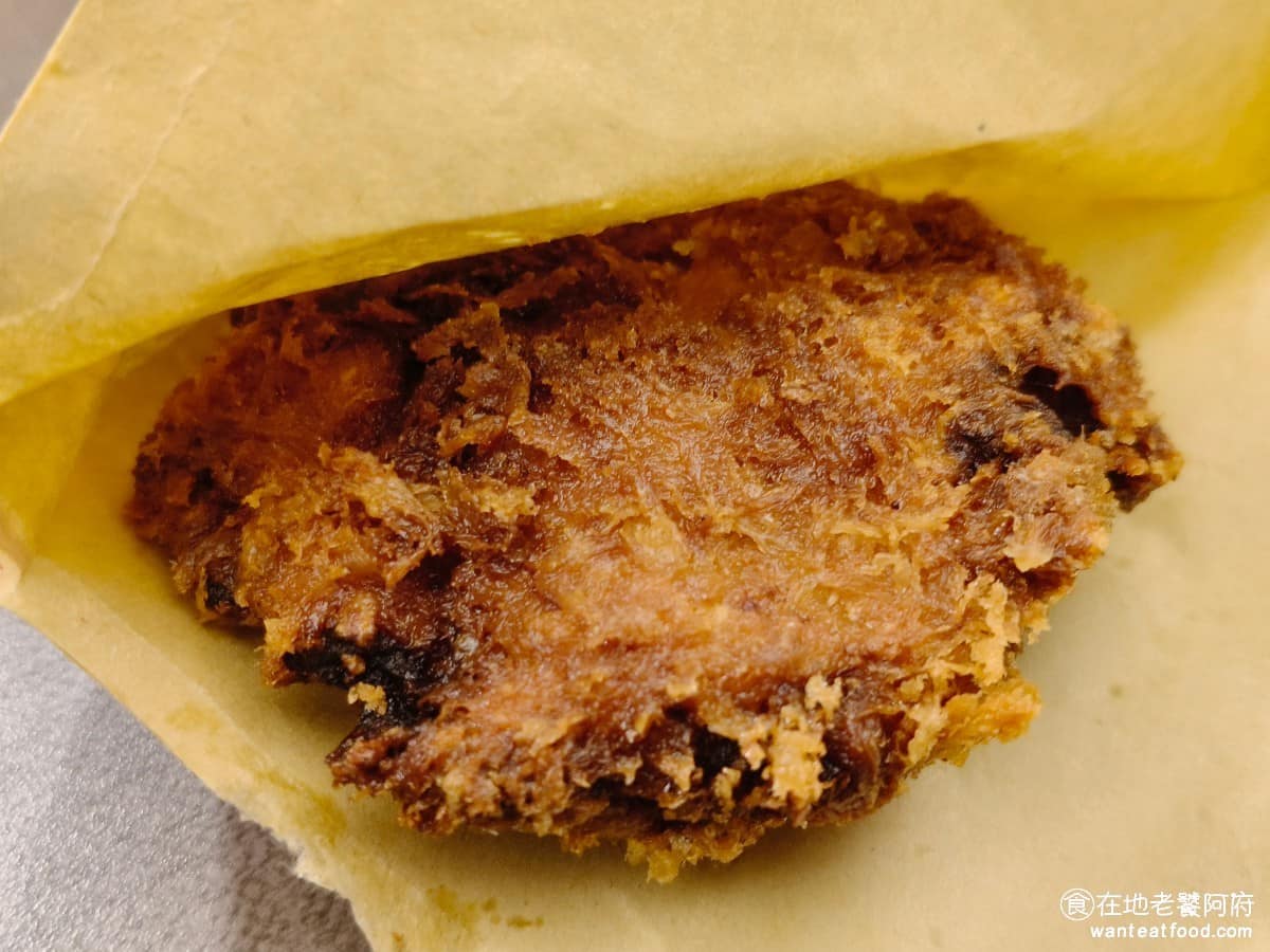 KATSU鑫熟成豬排蓋飯|安和店 KATSU鑫熟成豬排蓋飯|安和店菜單 原味炸肉餅 店內沒有太多附餐選項,炸肉餅算是少數可以加點的東西,炸肉餅豬肉內餡軟嫩,調味偏鹹,味道上還可以,但外皮炸得有點過頭,偏硬偏乾,吃起來有點柴。 @在地老饕阿府