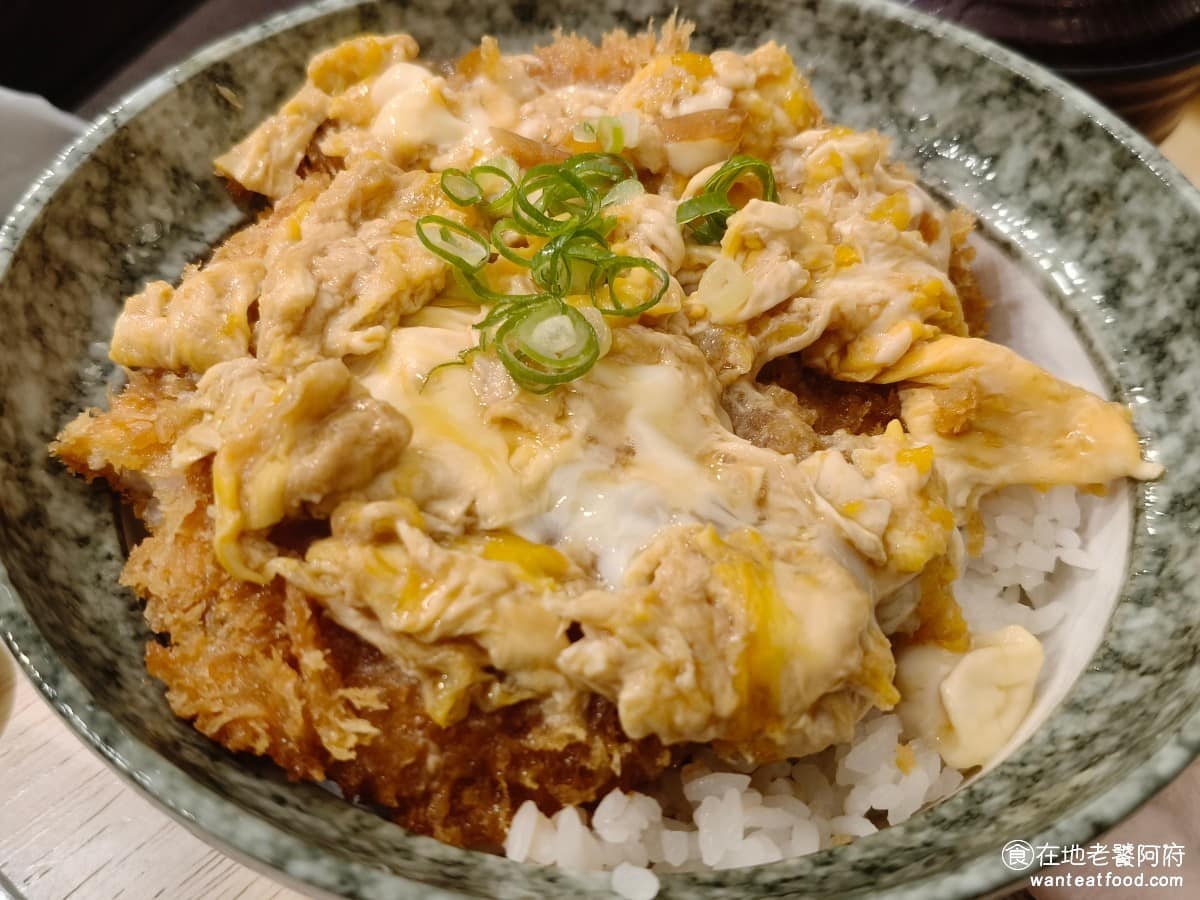 KATSU鑫熟成豬排蓋飯|安和店 KATSU鑫熟成豬排蓋飯|安和店菜單 熟成滑蛋豬排丼七分 七分則是蛋比較熟一點的版本,白飯的表現也不錯,米粒飽滿、熟度剛好,吃起來軟嫩。要留意的是,豬排放久了,炸粉會跟肉分離,外皮整個軟掉,肉也開始變乾變硬,所以一定要趁熱吃。 @在地老饕阿府