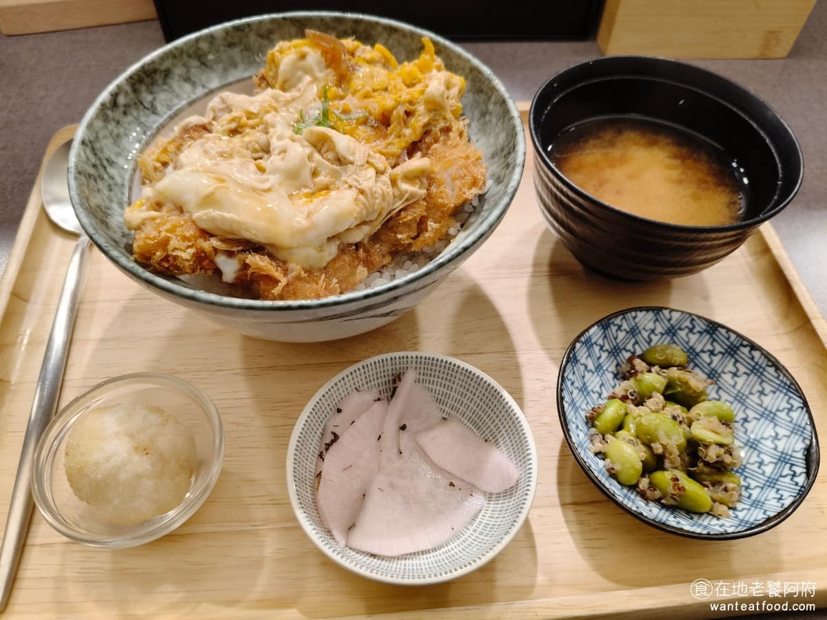 KATSU鑫熟成豬排蓋飯|安和店 KATSU鑫熟成豬排蓋飯|安和店菜單 配餐附味噌湯、季節小菜、醃物與炸花生湯圓,湯品與醃物可以無限續。 @在地老饕阿府