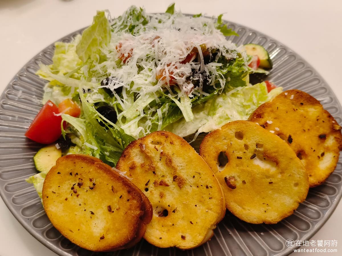 美式料理 貳樓 德國豬腳 寵物友善 寵物餐廳 南山 義大利麵 經典凱薩沙拉 麵包略顯偏硬，但拉沙的口感不錯，凱薩醬的鹹度則恰到好處。 @在地老饕阿府