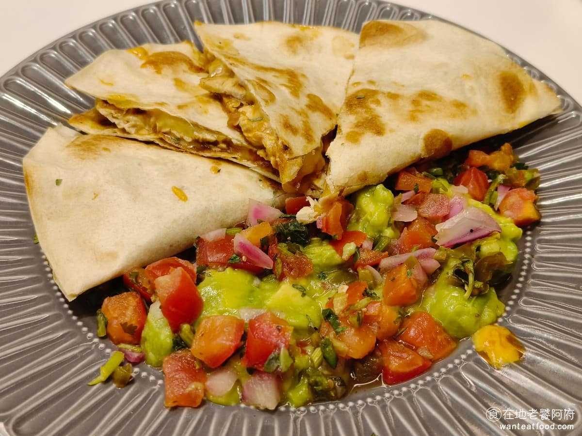 美式料理 貳樓 德國豬腳 寵物友善 寵物餐廳 南山 義大利麵 墨西哥雞肉餅 外皮脆內餡的雞肉也很軟嫩，整體非常滿意，只是旁邊的沙拉竟然是辣的，而且超辣，這樣搭配就不太好 @在地老饕阿府