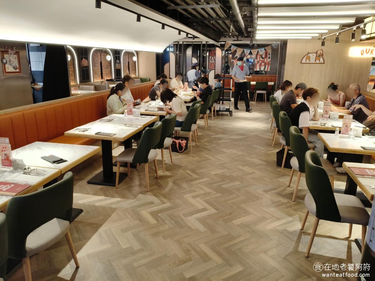 西堤牛排台北光復南店 西堤牛排台北光復南店菜單 西堤牛排台北光復南店推薦 大安區美食 大安美食 《西堤牛排 光復南店》走的是美式時尚風格，融合塗鴉、金屬、曲線等元素設計，整體用餐空間給人比較活潑、明亮的感覺，跟一般傳統西式餐廳的氛圍不太一樣。 @在地老饕阿府