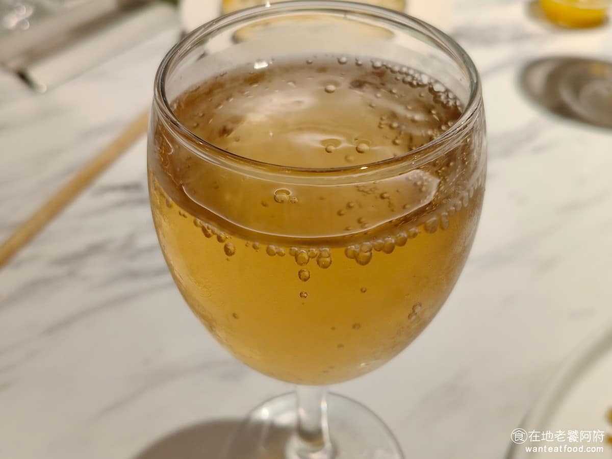 西堤牛排台北光復南店 西堤牛排台北光復南店菜單 西堤牛排台北光復南店推薦 大安區美食 大安美食 蘋果醋 吃完主餐時會上的，幫助去油解膩，蘋果味非常香濃，並且帶有少許氣泡感，喝起來清爽。 @在地老饕阿府