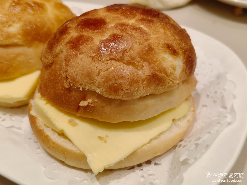 樂天小香港大巨蛋店 樂天小香港大巨蛋店菜單 樂天小香港大巨蛋店推薦 信義區美食 信義美食 奶油的口感吃起來不太順口,有種黏稠的感覺,麵包外皮雖然烤得酥脆,但內部的口感太硬,以我們吃過多種冰火菠蘿油來看,這裡的完全不及格。 @在地老饕阿府