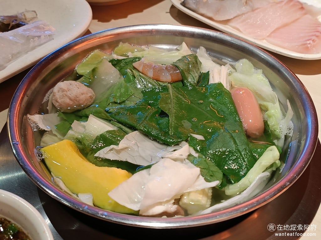 錢都日式涮涮鍋-市民大道店 CHIEN TU HOT POT 大安區美食 國父紀念館美食 鍋物料理 這裡的服務多半都是自助式的，如果需要加湯的話，要自己加。 @在地老饕阿府