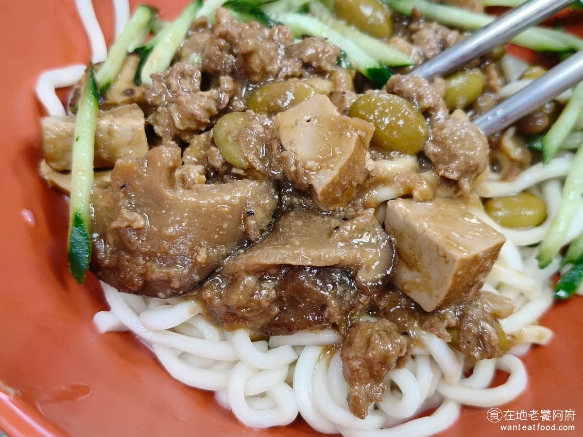 建忠牛肉麵 建忠牛肉麵菜單 建忠牛肉麵推薦 信義區美食 信義美食 相比於牛肉麵,個人覺得炸醬麵的味道比較鹹,也比較入味,也有很多網友都說,這個炸醬麵比起牛肉麵,更加吸引人。 @在地老饕阿府