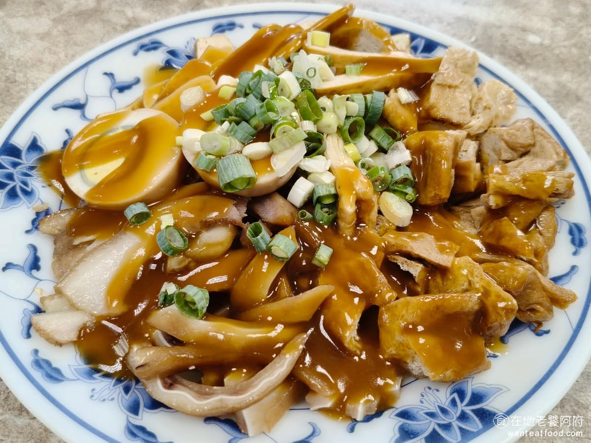 建忠牛肉麵 建忠牛肉麵菜單 建忠牛肉麵推薦 信義區美食 信義美食 切小菜 《建忠牛肉麵》切小菜的種類很多,而且每樣都切得很細、煮得很軟,口感都不錯,上面會加大量醬油膏,口味偏甜,乍看醬油膏加很多,但實際上不會很鹹。 @在地老饕阿府