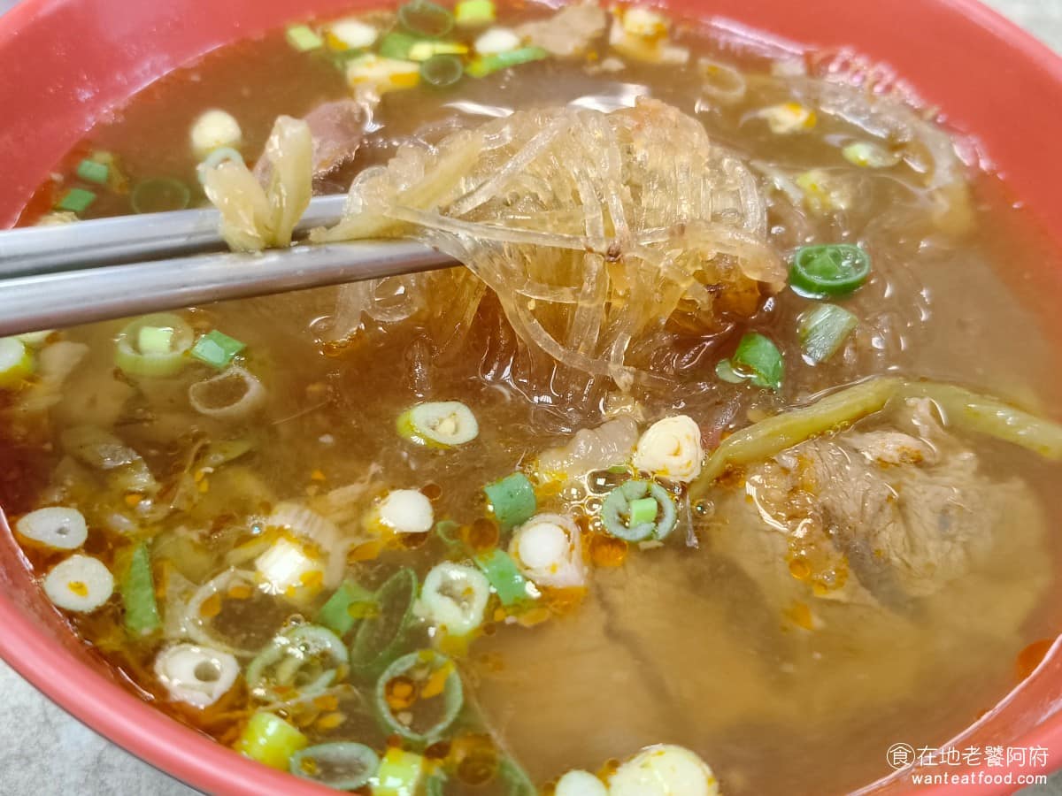 建忠牛肉麵 建忠牛肉麵菜單 建忠牛肉麵推薦 信義區美食 信義美食 只是豆瓣的辣味和香氣,還是不夠突出,湯頭對我來說沒有太大的吸引力,就是普通的台式紅燒風格,湯裡預設會放酸菜和蔥花,有淡淡的酸菜和蔥香味。 @在地老饕阿府