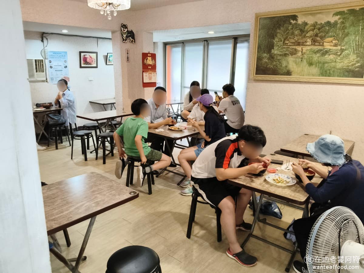 建忠牛肉麵 建忠牛肉麵菜單 建忠牛肉麵推薦 信義區美食 信義美食 尤其右邊角落空間,意外地不少人,因為冷氣最涼,很多客人喜歡往裡面去坐。 @在地老饕阿府