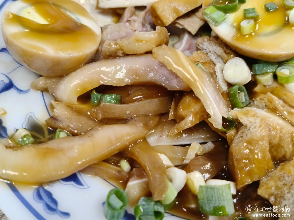 建忠牛肉麵 建忠牛肉麵菜單 建忠牛肉麵推薦 信義區美食 信義美食 但豬頭皮超級肥,不知道是不是部位問題,如果每次來都這麼肥,個人建議不要點,換點其他小菜比較划算。 @在地老饕阿府
