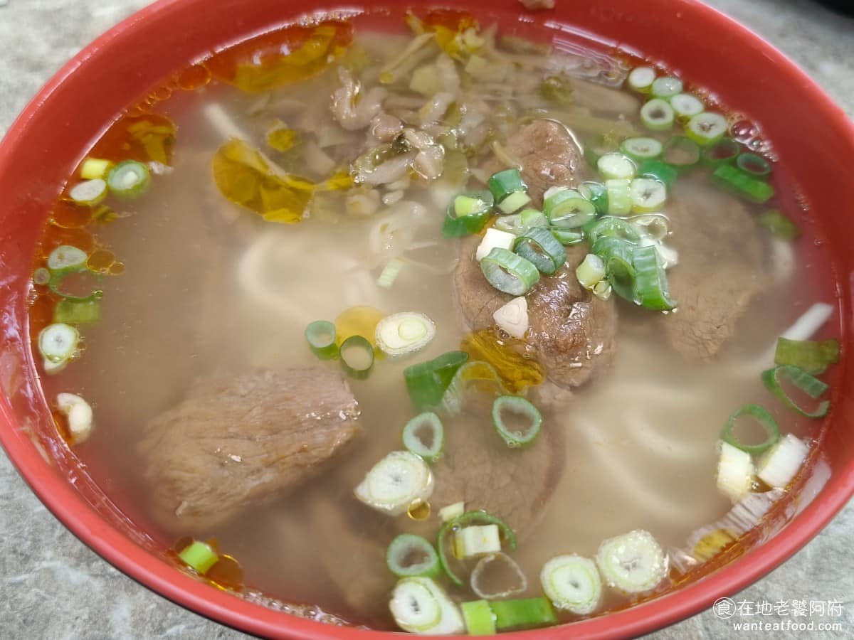 建忠牛肉麵 建忠牛肉麵菜單 建忠牛肉麵推薦 信義區美食 信義美食 清燉牛肉麵 特地點了一碗清燉來試試,吃了一口發現,湯頭淡得像水,幾乎沒什麼味道。如果你來《建忠牛肉麵》,建議直接點紅燒就好,清燉真的無特色。 @在地老饕阿府