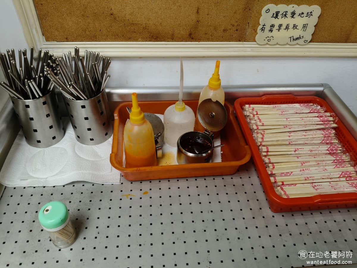 建忠牛肉麵 建忠牛肉麵菜單 建忠牛肉麵推薦 信義區美食 信義美食 店家也自製醬油膏和辣椒油,醬料區自行取用。辣醬是炒焙過的,有香氣、有辣度,不是那種嗆辣刺激的化學辣,拿來拌滷味或加進湯頭都很搭,很多人是為了這個辣醬來的。 @在地老饕阿府