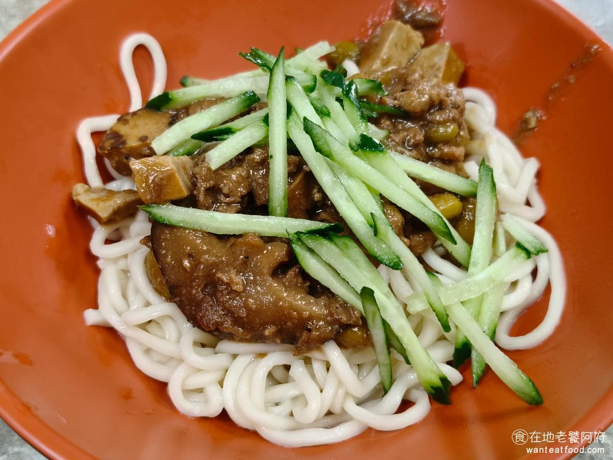 建忠牛肉麵 建忠牛肉麵菜單 建忠牛肉麵推薦 信義區美食 信義美食 炸醬麵 炸醬由切丁豆干、絞肉、豆瓣醬製成,台式風格味道偏鹹,絞肉口感紮實,上頭鋪的小黃瓜絲,很解膩。 @在地老饕阿府