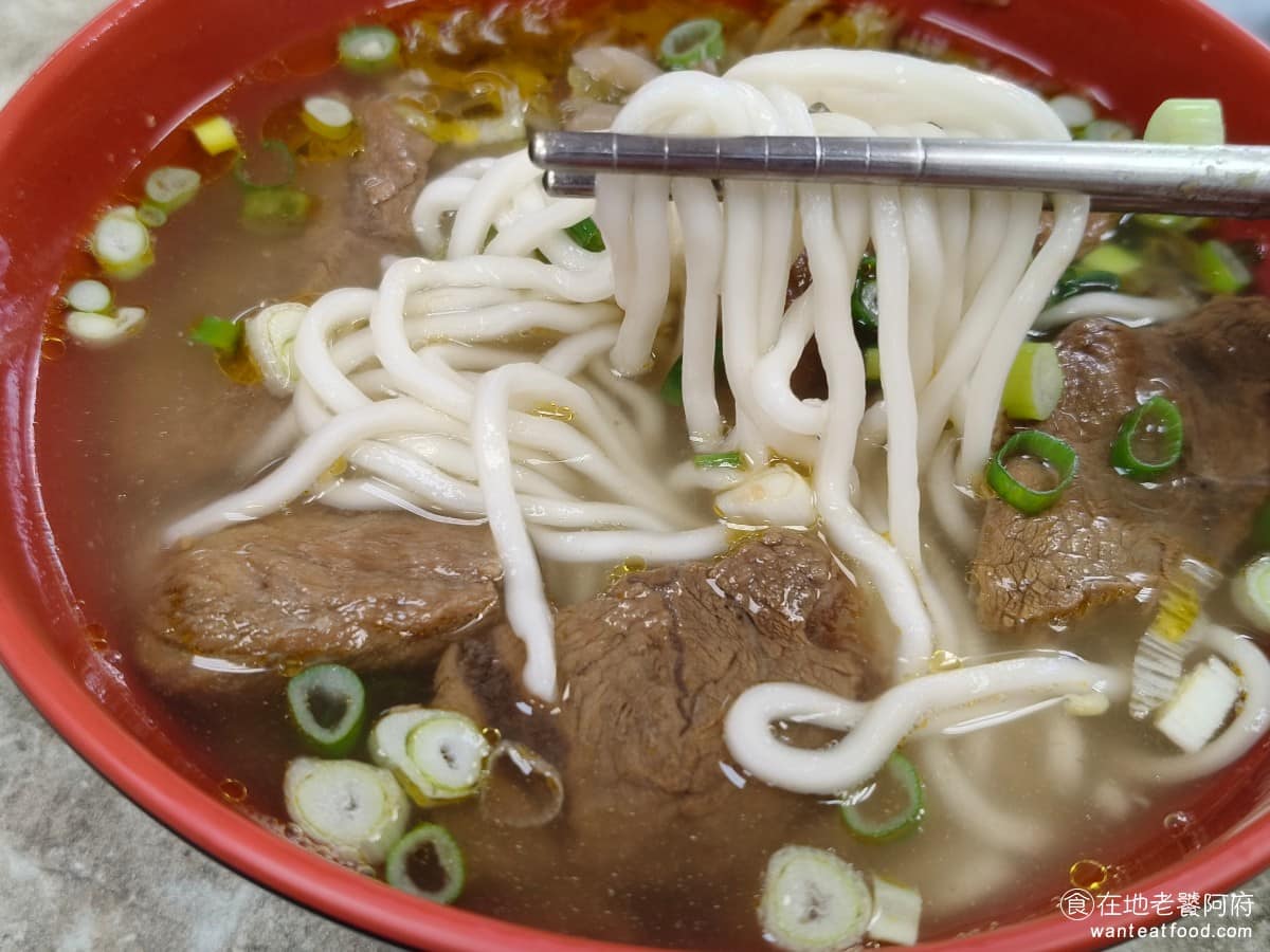 建忠牛肉麵 建忠牛肉麵菜單 建忠牛肉麵推薦 信義區美食 信義美食 細麵口感類似拉麵,有彈性吸湯能力不錯,若點寬麵Q彈度更高,更耐嚼,喜歡口感紮實的,可選寬麵。 @在地老饕阿府