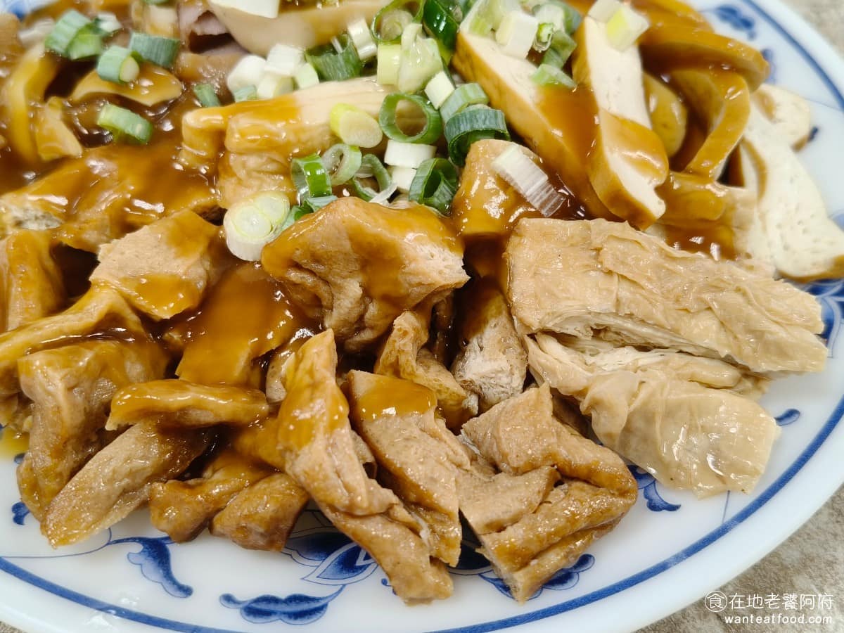 建忠牛肉麵 建忠牛肉麵菜單 建忠牛肉麵推薦 信義區美食 信義美食 整體入味程度中等,滷汁沒有太重的味道,搭配朝天椒醬來吃,會更有層次感。 @在地老饕阿府