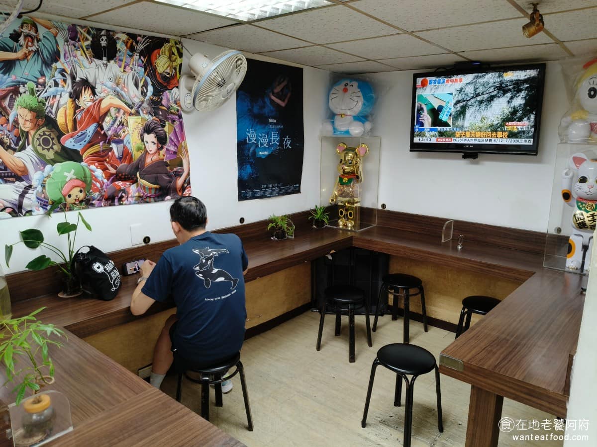 建忠牛肉麵 建忠牛肉麵菜單 建忠牛肉麵推薦 信義區美食 信義美食 店內還放了兩隻哆啦A夢的玩偶,旁邊還有一張海賊王的海報,非常的特別。 @在地老饕阿府