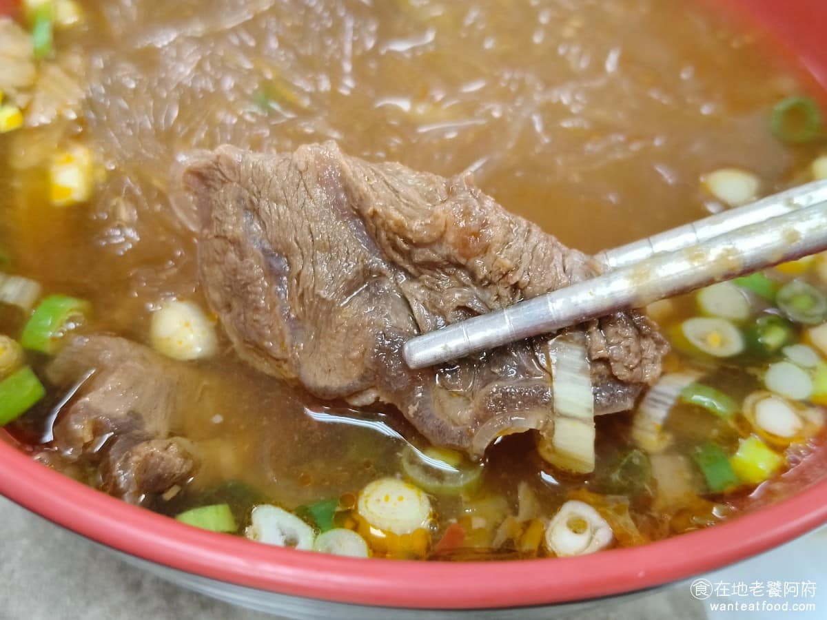建忠牛肉麵 建忠牛肉麵菜單 建忠牛肉麵推薦 信義區美食 信義美食 牛肉給的很多,肉質比想像中軟一些,不會太硬,這點是驚喜,以這種價位,這肉質已經很不錯了。如果你還有點切小菜,真的點小碗的麵,就很夠吃了,大碗不必要。 @在地老饕阿府