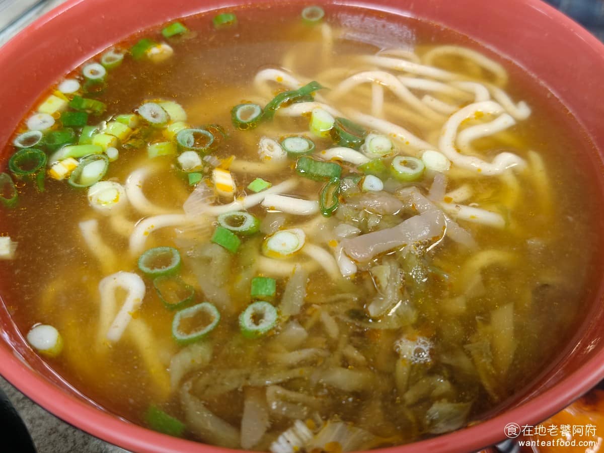 建忠牛肉麵 建忠牛肉麵菜單 建忠牛肉麵推薦 信義區美食 信義美食 紅燒牛肉湯麵 不想吃肉也可以單點牛肉湯,湯頭同紅燒口味,一樣可以感受到醬香底韻。沒有肉的版本是60元,更便宜。 @在地老饕阿府