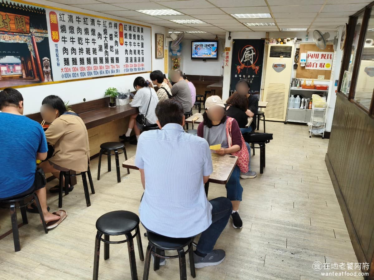 建忠牛肉麵 建忠牛肉麵菜單 建忠牛肉麵推薦 信義區美食 信義美食 室內空間乍看不大,但有三塊用餐區,店內直走到底,左右兩邊都還有座位。 @在地老饕阿府