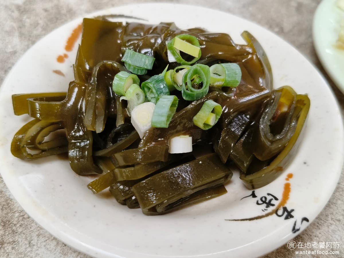 建忠牛肉麵 建忠牛肉麵菜單 建忠牛肉麵推薦 信義區美食 信義美食 海帶 海帶一份份量超多,在全部都是豆類食品之下,多點一個海帶,或是泡菜做搭配,更有豐富度。 @在地老饕阿府
