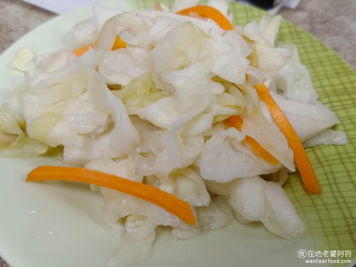 建忠牛肉麵 建忠牛肉麵菜單 建忠牛肉麵推薦 信義區美食 信義美食 泡菜 台式泡菜做法,口感很脆醃製入味,酸甜比例掌握得不錯,是所有小菜裡面味道最重的一樣,也是我最推薦的一個。 @在地老饕阿府