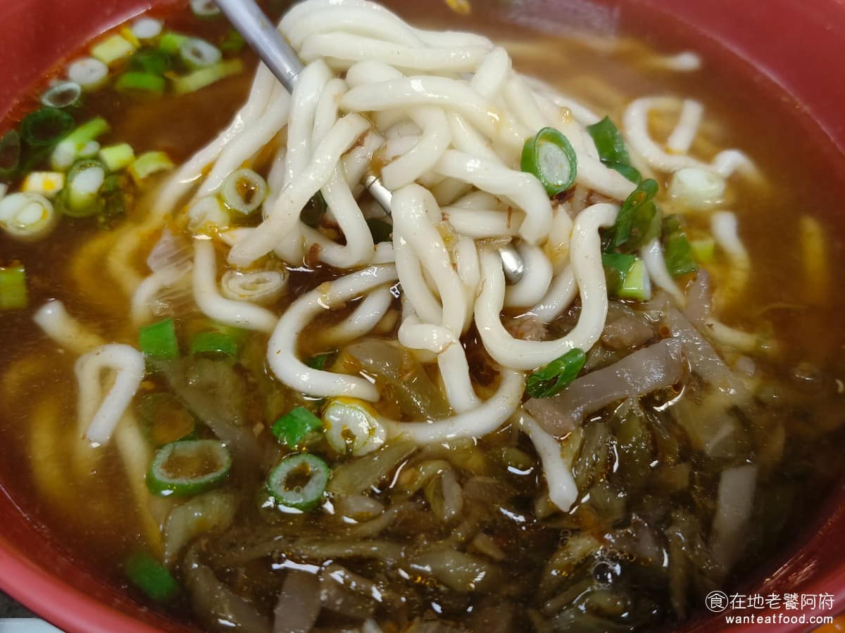 建忠牛肉麵 建忠牛肉麵菜單 建忠牛肉麵推薦 信義區美食 信義美食 麵條我點的是細麵,但實際上粗度跟拉麵差不多,吃起來Q彈有嚼勁,口感還不錯。 @在地老饕阿府