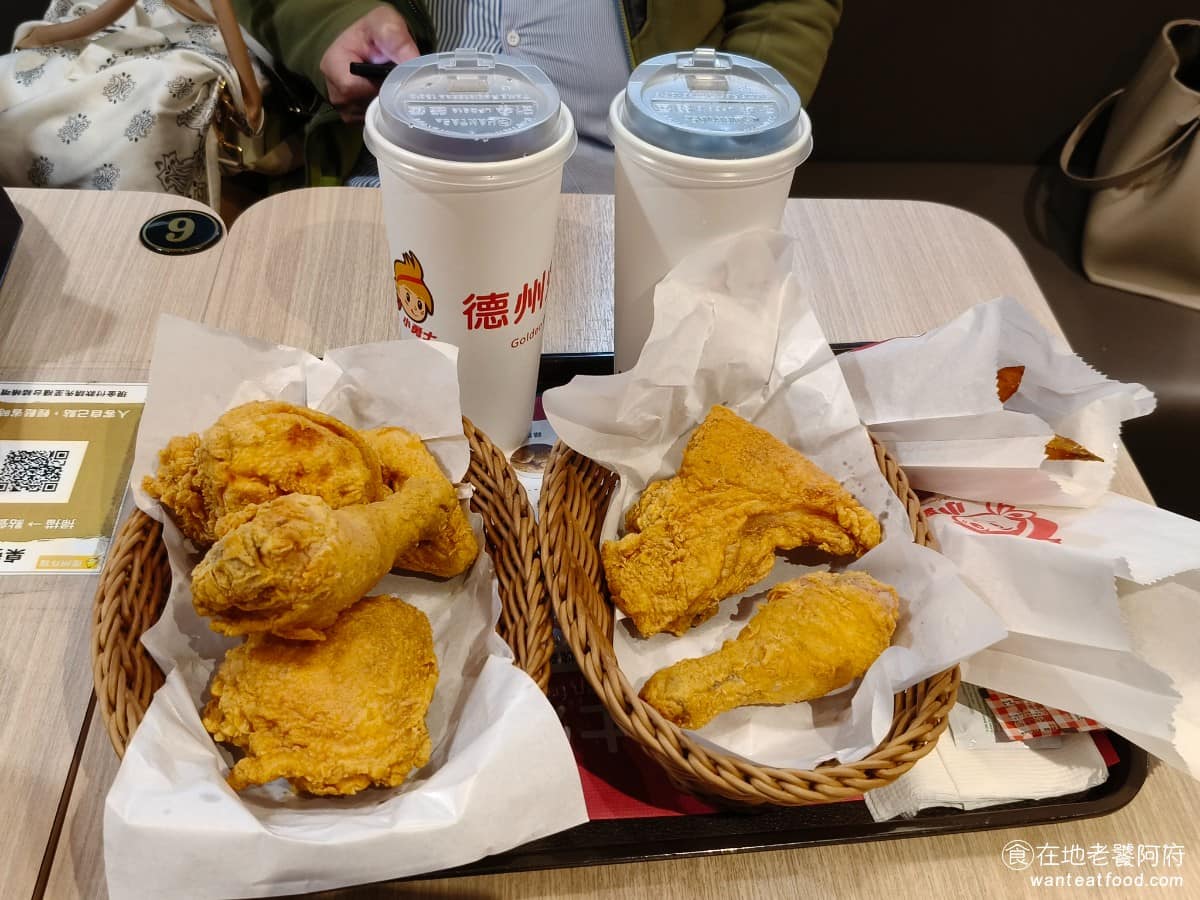 小勇士德州炸雞Golden Fried Chicken Chicken菜單 Chicken推薦 《小勇士德州炸雞》主打現點現炸，這是和一般連鎖速食最大的差異，炸雞提供四種部位，雞腿、腿排、雞胸、雞翅，每次點餐拿到的部位，依套餐而定，無法自行選擇。 @在地老饕阿府