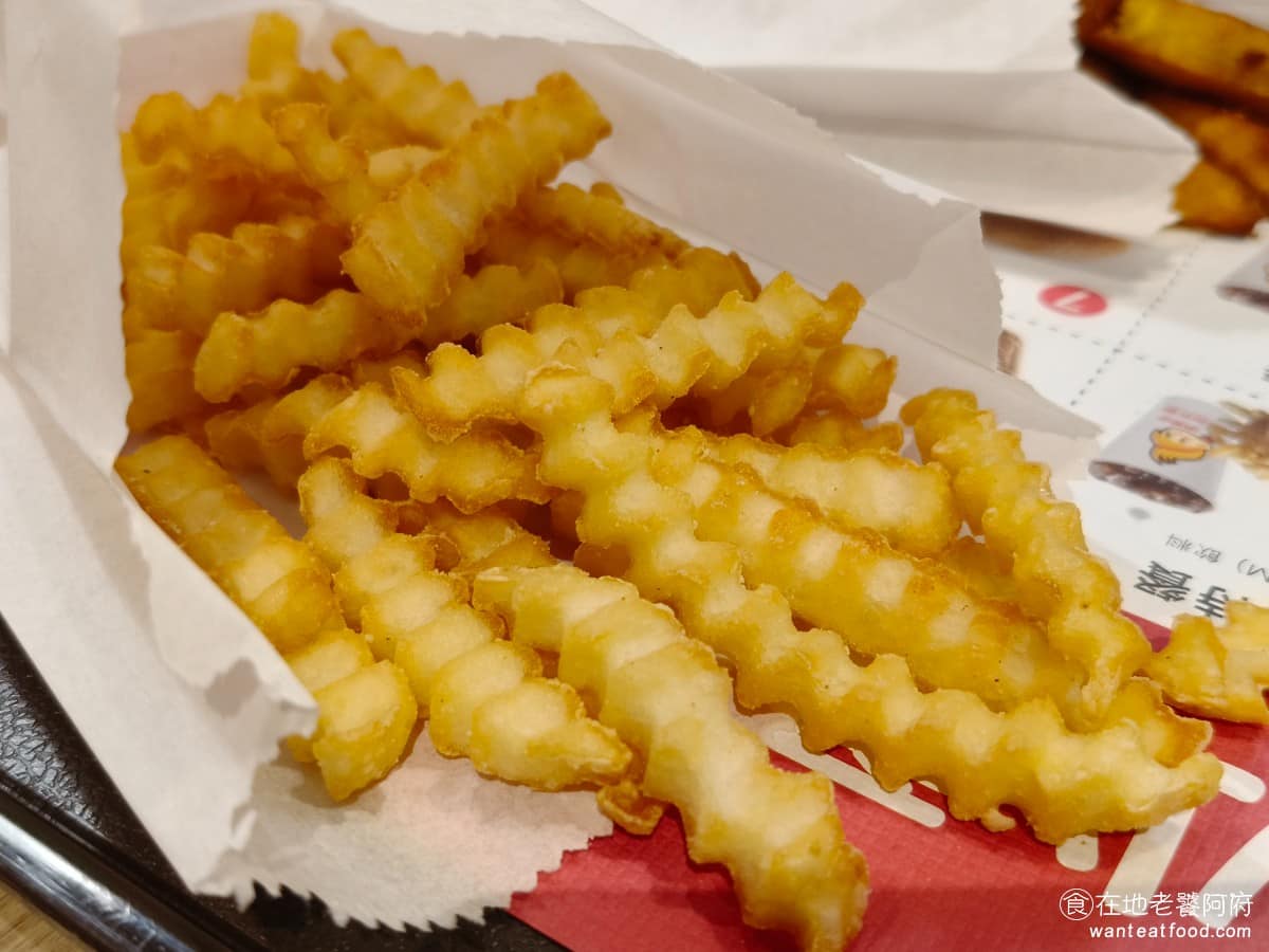 小勇士德州炸雞Golden Fried Chicken Chicken菜單 Chicken推薦 波浪薯條 波浪薯條是店內的招牌配角，薯條較厚馬鈴薯風味比較明顯，不過薯條溫度偏低，感覺不是現炸起鍋，口感也偏硬。 @在地老饕阿府