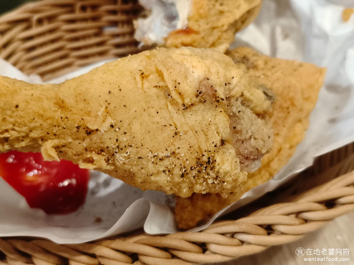 小勇士德州炸雞Golden Fried Chicken Chicken菜單 Chicken推薦 雞腿和腿塊是整餐的亮點，肉質軟嫩多汁，現炸狀態下會燙口，肉汁明顯雞翅肉量充足，連上段肉一起給，評價同樣很高。 @在地老饕阿府