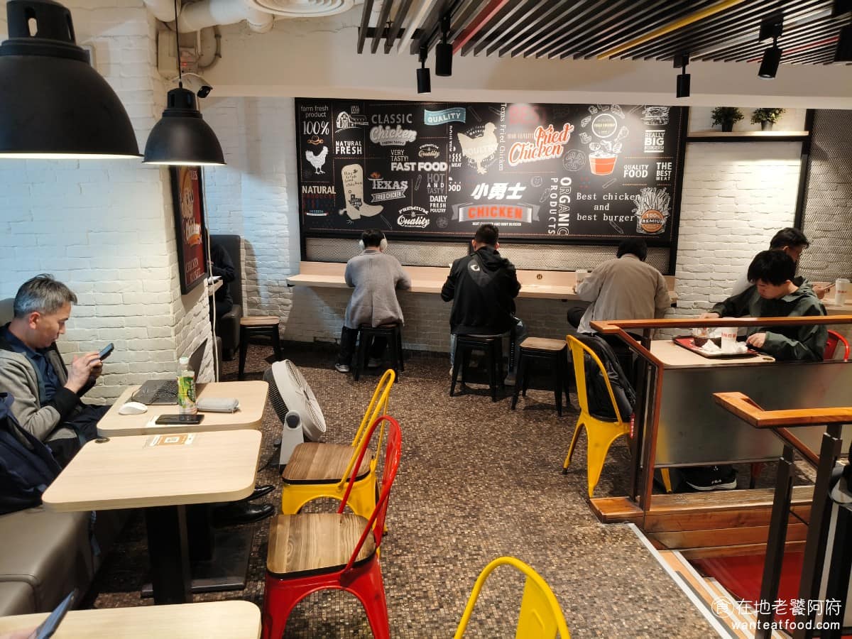 小勇士德州炸雞Golden Fried Chicken Chicken菜單 Chicken推薦 用餐後需要自行回收，這點要留意，尖峰時段（午餐、晚餐），座位很容易滿。如果是休假日或用餐時段前來，最好有等位或站著吃的心理準備。 @在地老饕阿府