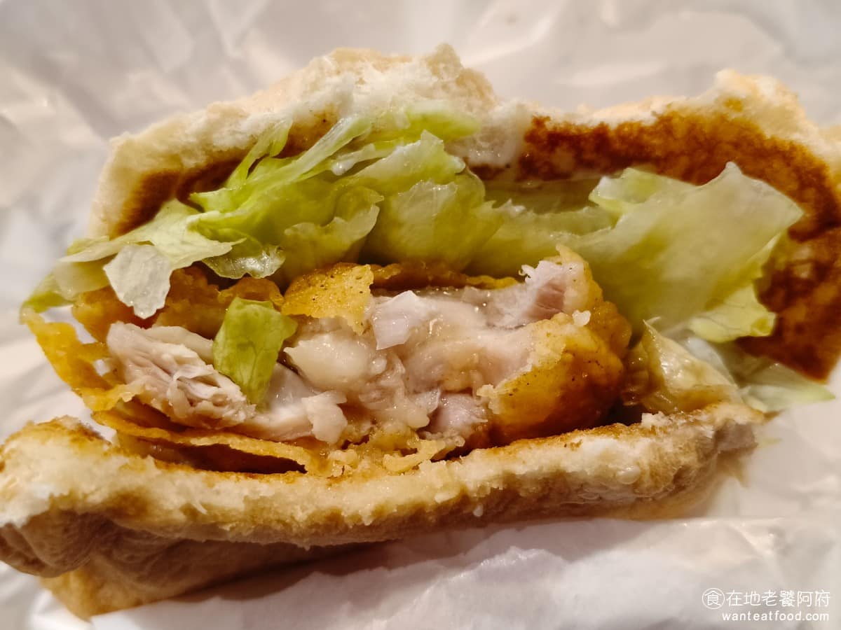 小勇士德州炸雞Golden Fried Chicken Chicken菜單 Chicken推薦 這裡的每一道餐點，雞肉的部分口感都很軟嫩，醃製得也很夠味，但外皮相較於其他美式的做法，這裡的外皮少了酥脆的口感，只有薄薄的一層脆皮，和一般德州炸雞的做法，還是有差別。 @在地老饕阿府