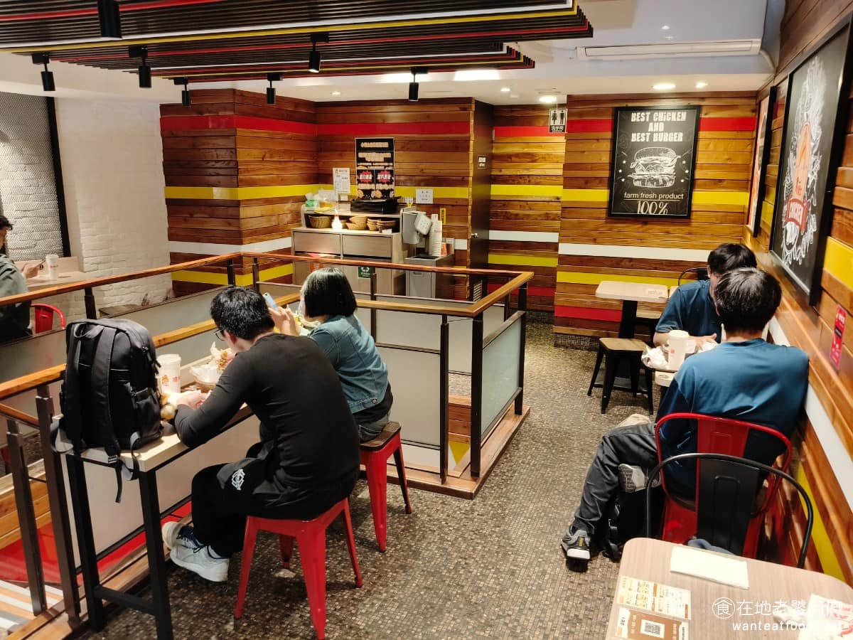 小勇士德州炸雞Golden Fried Chicken Chicken菜單 Chicken推薦 店面分為兩層樓，一樓是廚房和點餐櫃台，用餐區集中在二樓，整體空間不算大，裝潢走工業風，靠窗有沙發座位，採光還不錯，環境算整潔。不過環境問題，是最明顯的硬傷，二樓廁所的抽風機幾乎無效，導致整個用餐區都飄著廁所的異味，如果想開窗透氣，隔壁恰好有臭豆腐攤，油煙隨之而來，真的很不舒服。 @在地老饕阿府