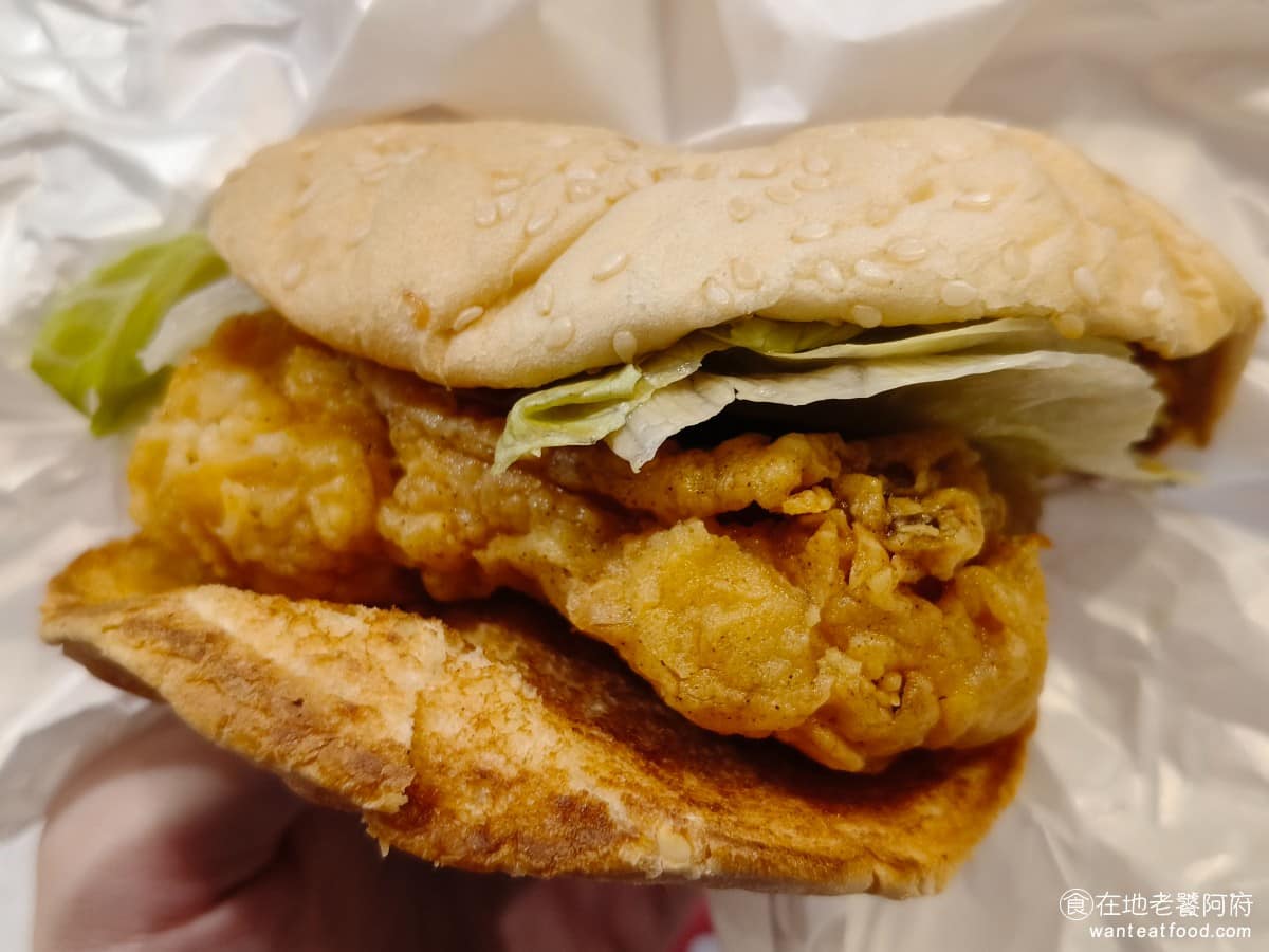 小勇士德州炸雞Golden Fried Chicken Chicken菜單 Chicken推薦 腿排堡 腿排本身炸得不錯，雞肉軟嫩但雞汁稍嫌不足，漢堡皮走台式早餐店風格，偏薄偏硬吃的時候沒什麼口感，稍微拉低了整體表現，整體不難吃，但普通。 @在地老饕阿府