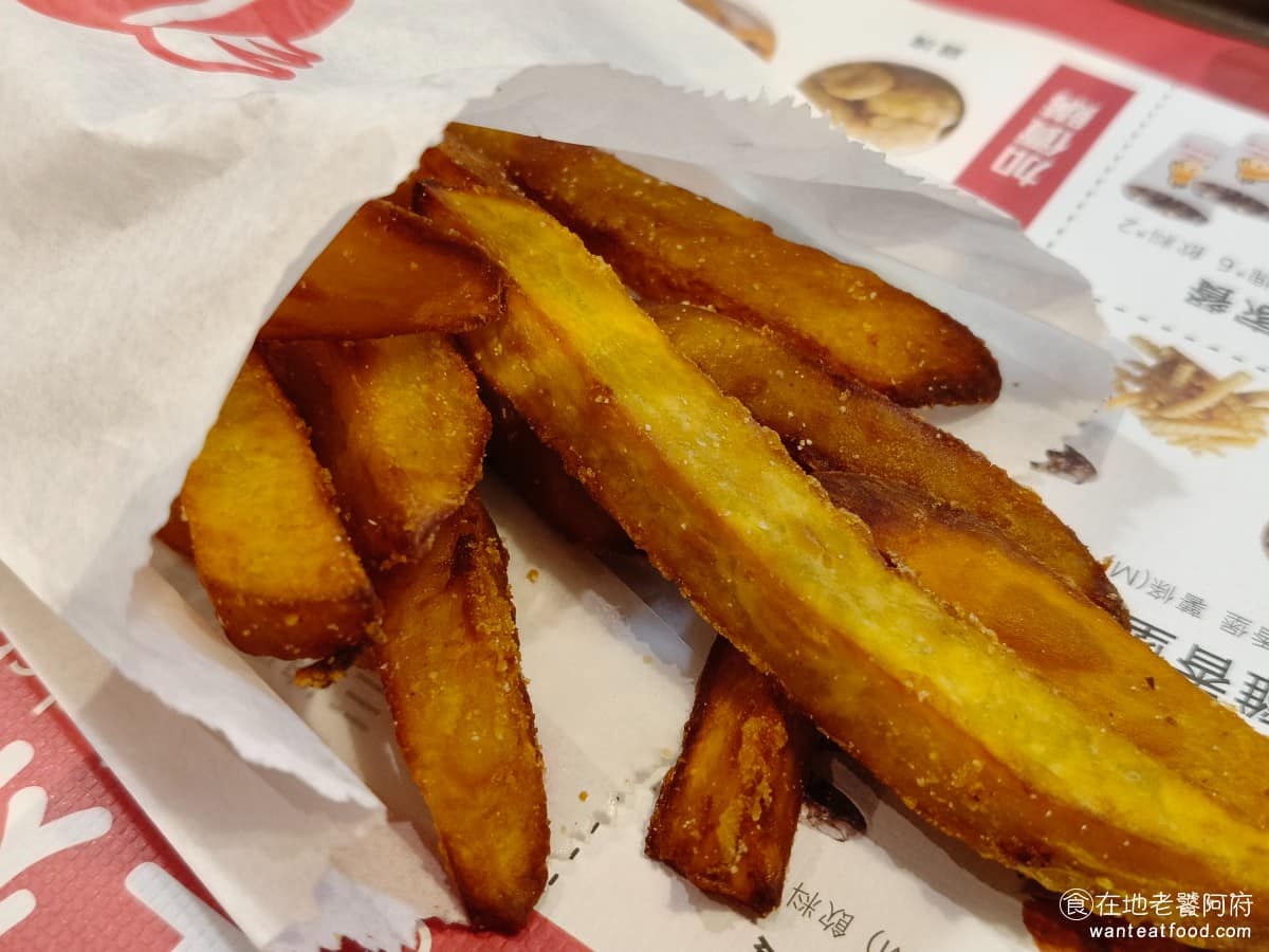 小勇士德州炸雞Golden Fried Chicken Chicken菜單 Chicken推薦 地瓜薯條 地瓜薯條炸得比較焦，所以吃起來口感也偏乾偏硬，這裡的薯條類表現都不太好。 @在地老饕阿府