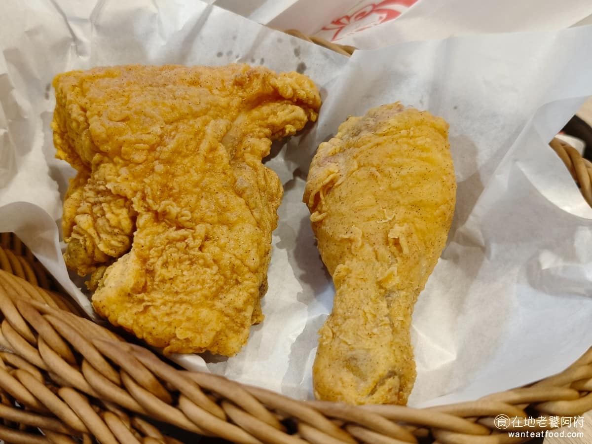 小勇士德州炸雞Golden Fried Chicken Chicken菜單 Chicken推薦 兩塊雞餐 小勇士炸雞的外皮金黃，厚薄適中咬起來有傳統炸雞的酥脆感，帶有微微鹹味。 @在地老饕阿府