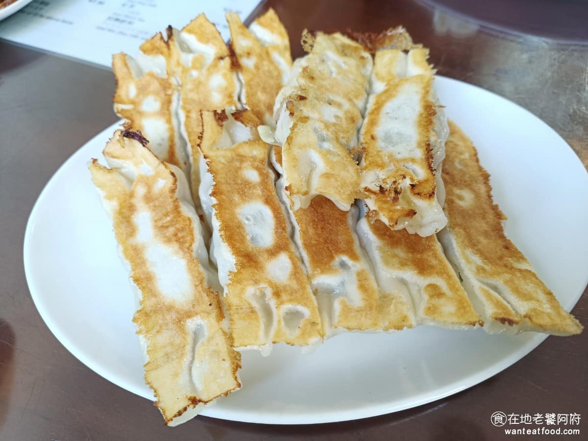及品鍋貼水餃專賣店 士林美食 台灣小吃 原味鍋貼10個 《及品鍋貼水餃專賣店》的鍋貼有三種口味:原味鍋貼、翠玉白菜鍋貼和牛肉鍋貼。每一種鍋貼都至少要點10個。 @在地老饕阿府