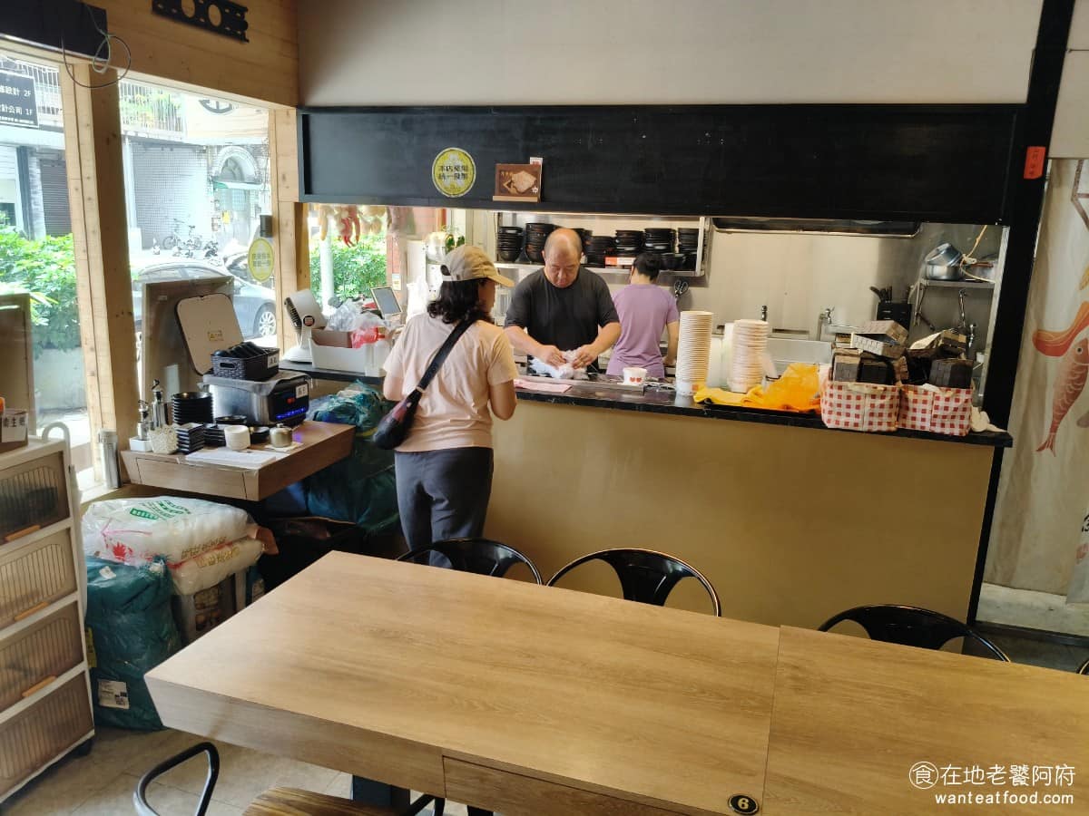劉老太老潼關肉夾饃 劉老太老潼關肉夾饃菜單 劉老太老潼關肉夾饃推薦 內湖區美食 內湖美食 中式料理 店外設有外帶點餐窗口,可以看叫號燈取餐,如果內用要等位,需先在櫃台點餐結帳,憑號碼候位入座。 @在地老饕阿府