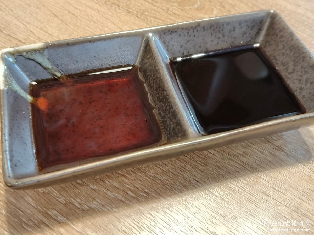 劉老太老潼關肉夾饃 劉老太老潼關肉夾饃菜單 劉老太老潼關肉夾饃推薦 內湖區美食 內湖美食 中式料理 店內有提供醬油,可以搭配使用,但其實肉夾饃本身就很有味道了,羊肉原味也不錯,所以完全不需要沾醬。 @在地老饕阿府