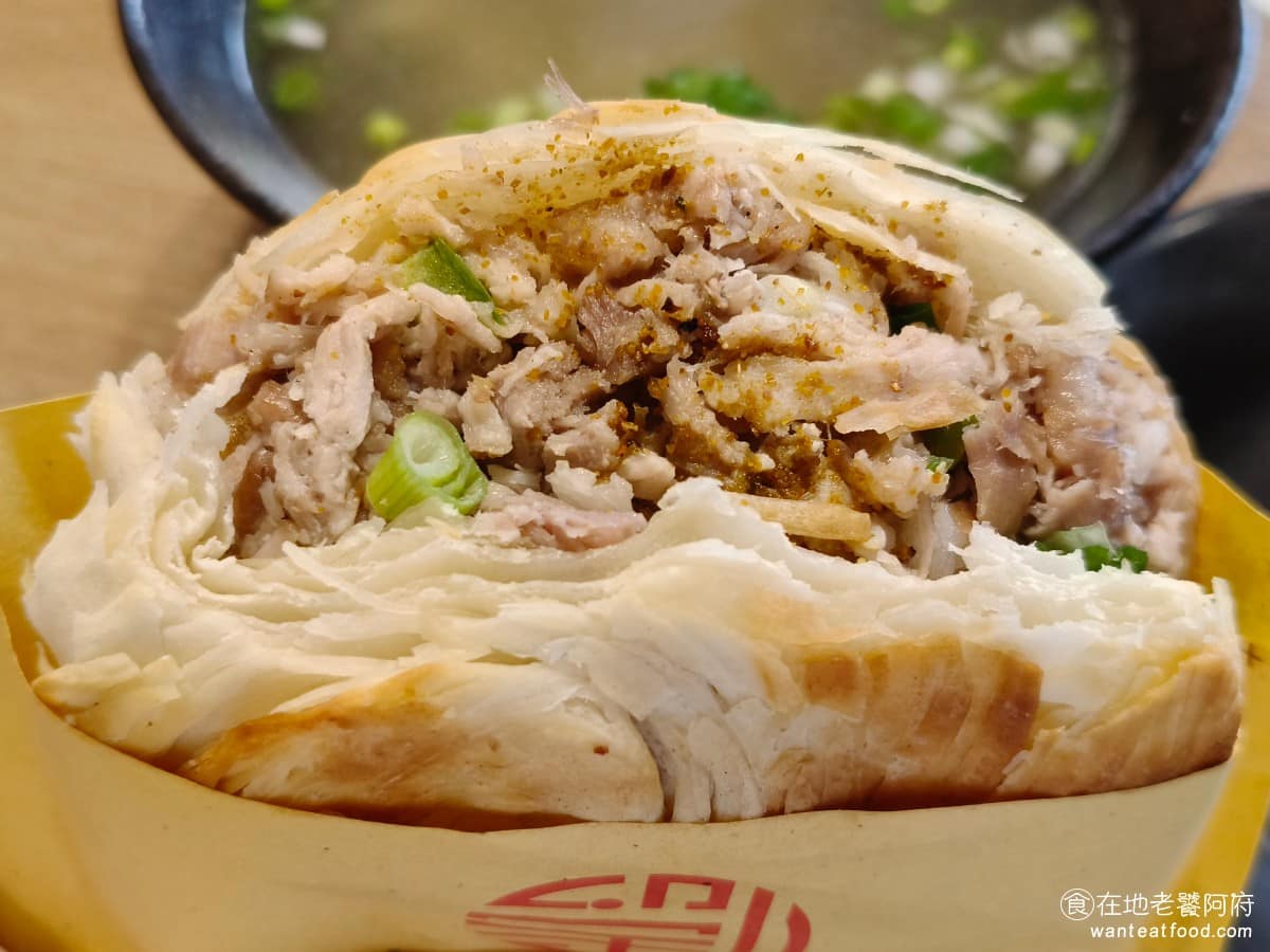 劉老太老潼關肉夾饃 劉老太老潼關肉夾饃菜單 劉老太老潼關肉夾饃推薦 內湖區美食 內湖美食 中式料理 我們吃過很多肉夾饃,通常都有兩大問題:第一個是皮太硬,第二個是裡面的肉也太硬,但這間完全沒有這兩個問題,都處理得非常棒,難怪成了附近的排隊名店。 @在地老饕阿府