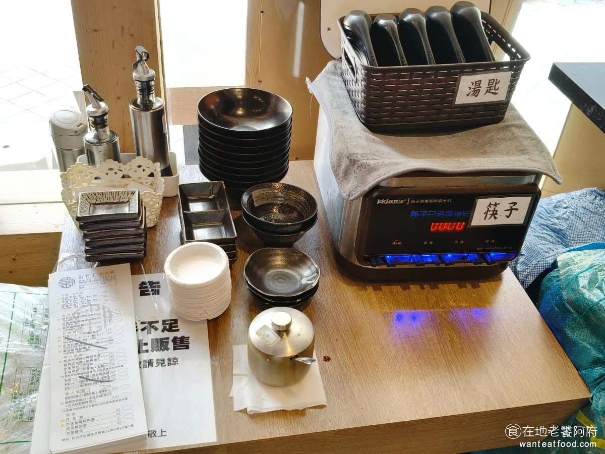 劉老太老潼關肉夾饃 劉老太老潼關肉夾饃菜單 劉老太老潼關肉夾饃推薦 內湖區美食 內湖美食 中式料理 餐具是自取的,筷子有消毒過,還有提供醬料區,有醬油、還有辣椒可以自己加辣。 @在地老饕阿府