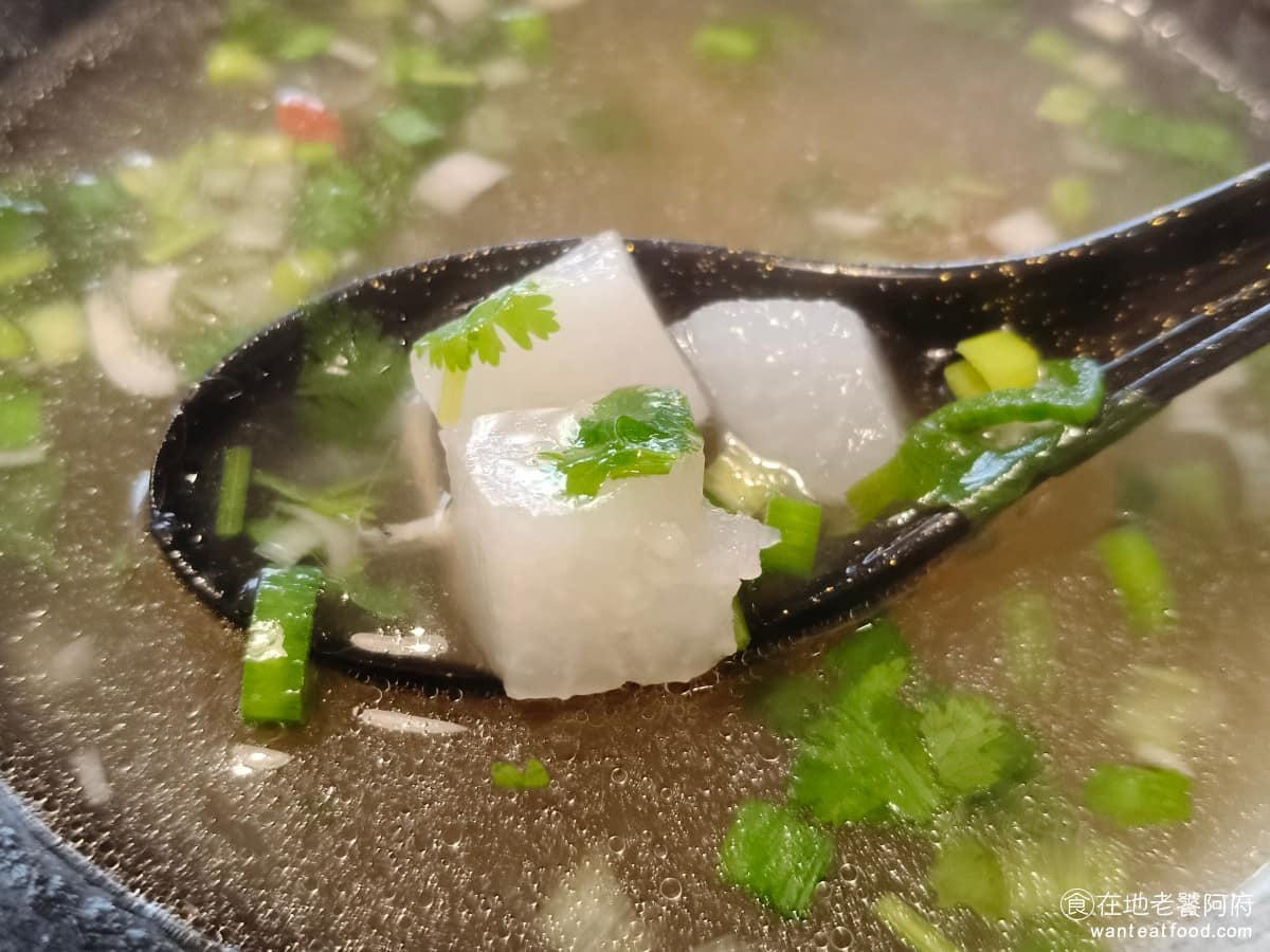 劉老太老潼關肉夾饃 劉老太老潼關肉夾饃菜單 劉老太老潼關肉夾饃推薦 內湖區美食 內湖美食 中式料理 湯裡面的蘿蔔加得很多,吃起來非常的飽足,不會只有單純喝湯那麼單調。仔細看,湯上面放的蔥、芹菜和香菜,常見的香料幾乎全放,很難怪湯頭味道喝起來這麼香。 @在地老饕阿府