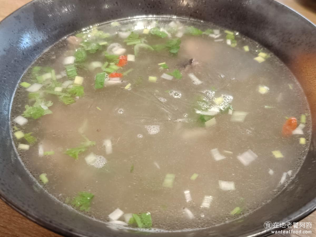 劉老太老潼關肉夾饃 劉老太老潼關肉夾饃菜單 劉老太老潼關肉夾饃推薦 內湖區美食 內湖美食 中式料理 水盆羊肉湯 《劉老太老潼關肉夾饃》另一個必點,湯頭用羊肉和蘿蔔一起燉煮,蘿蔔放得很多,整鍋湯飄著明顯的蘿蔔香,再加上大量小蝦米提鮮,味道層次很足。 @在地老饕阿府