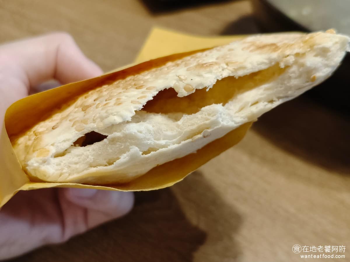 劉老太老潼關肉夾饃 劉老太老潼關肉夾饃菜單 劉老太老潼關肉夾饃推薦 內湖區美食 內湖美食 中式料理 不過份量紮實,建議一定要搭一碗湯,不然單吃月牙餅,會有點單調。 @在地老饕阿府